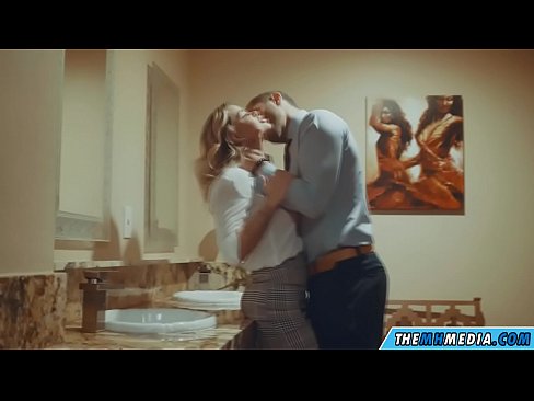 ❤️ Når en barmfagre blondine forfører dig på et offentligt toilet Fucking video at da.hentaisaturn.ru